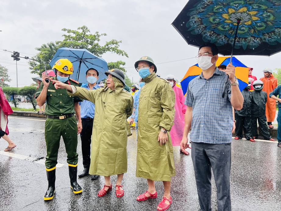 Kho nhựa ch&aacute;y lớn giữa trời mưa, cột kh&oacute;i lửa cao h&agrave;ng chục m&eacute;t - Ảnh 3.