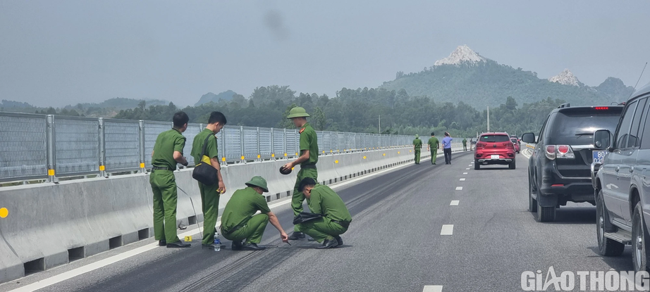 Vụ nghi đổ ho&aacute; chất tr&ecirc;n đường cao tốc: Lấy mẫu gửi đi  gi&aacute;m định - Ảnh 1.