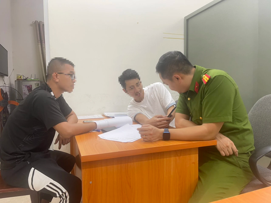 Nhóm "phượt" chạy xe gần 300km/h, bốc đầu ở đảo Cát Bà: Làm rõ thêm 5 người tham gia - Ảnh 1.
