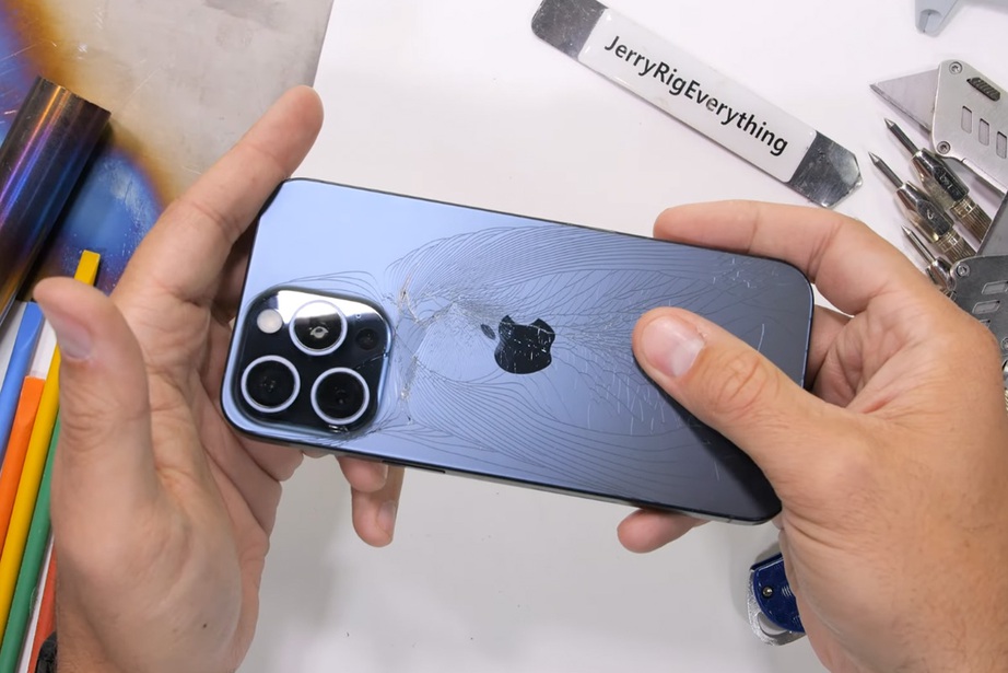 Thử nghiệm mới tiết lộ iPhone 15 Pro Max c&oacute; thực sự "gi&ograve;n như b&aacute;nh đa" hay kh&ocirc;ng? - Ảnh 1.