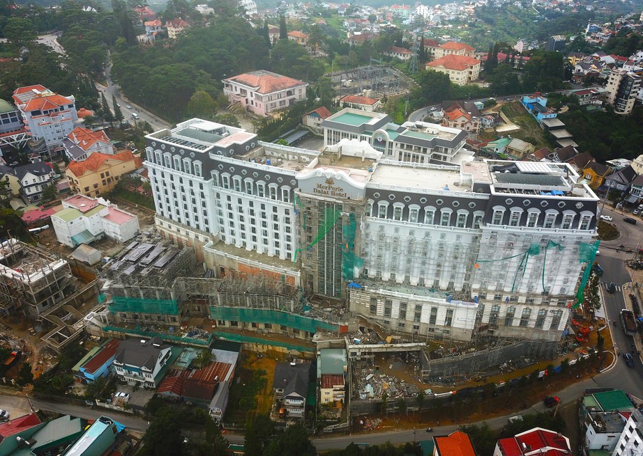X&acirc;y kh&aacute;ch sạn vượt ph&eacute;p gần 4.500m2, C&ocirc;ng ty Khải Vy bị phạt 110 triệu đồng - Ảnh 1.