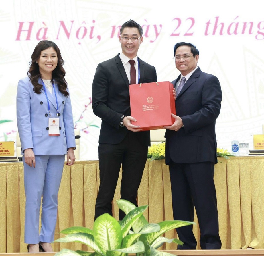 Ch&acirc;n dung Cựu Ph&oacute; Thủ tướng Đức gốc Việt đầu qu&acirc;n cho Vietravel Airlines - Ảnh 2.