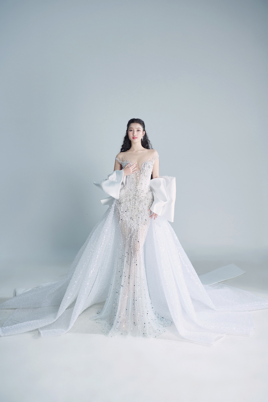 Ngơ ngẩn ngắm Phương Nhi "l&ecirc;n đồ" trắng muốt cho đ&ecirc;m chung kết Miss International 2023 - Ảnh 2.