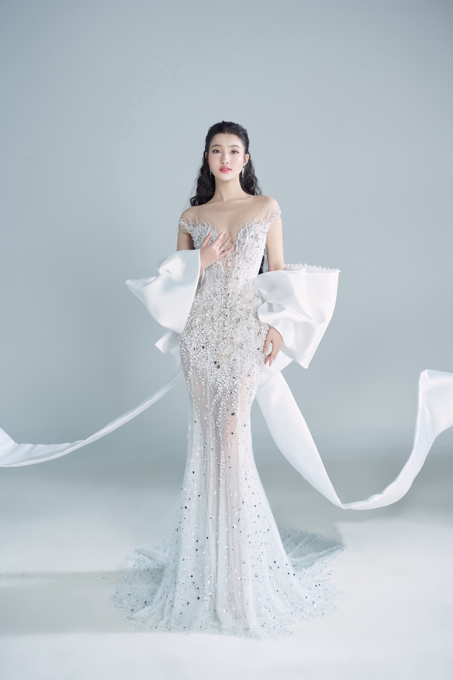 Ngơ ngẩn ngắm Phương Nhi "l&ecirc;n đồ" trắng muốt cho đ&ecirc;m chung kết Miss International 2023 - Ảnh 1.