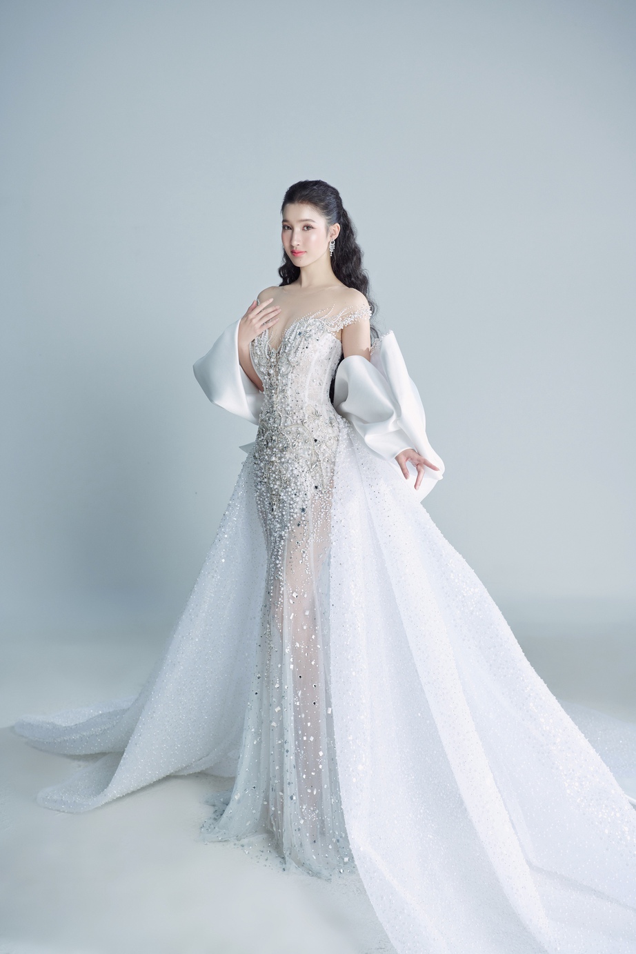 Ngơ ngẩn ngắm Phương Nhi "l&ecirc;n đồ" trắng muốt cho đ&ecirc;m chung kết Miss International 2023 - Ảnh 3.