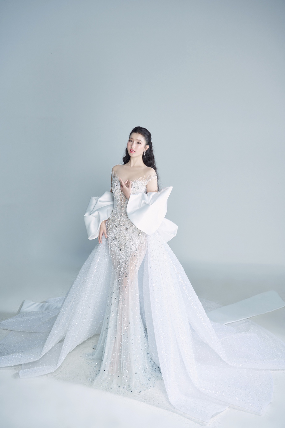 Ngơ ngẩn ngắm Phương Nhi "l&ecirc;n đồ" trắng muốt cho đ&ecirc;m chung kết Miss International 2023 - Ảnh 4.