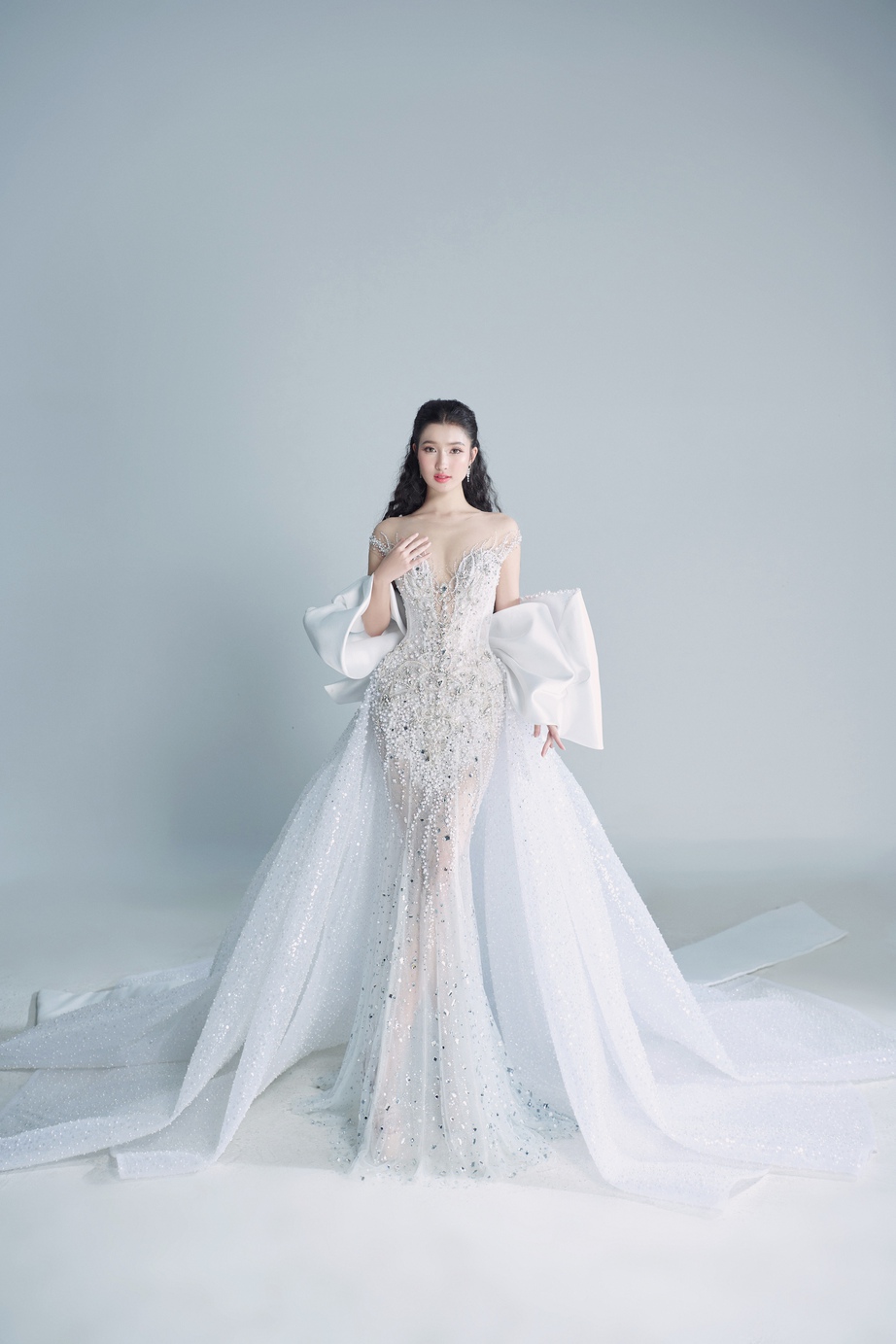 Ngơ ngẩn ngắm Phương Nhi "l&ecirc;n đồ" trắng muốt cho đ&ecirc;m chung kết Miss International 2023 - Ảnh 5.