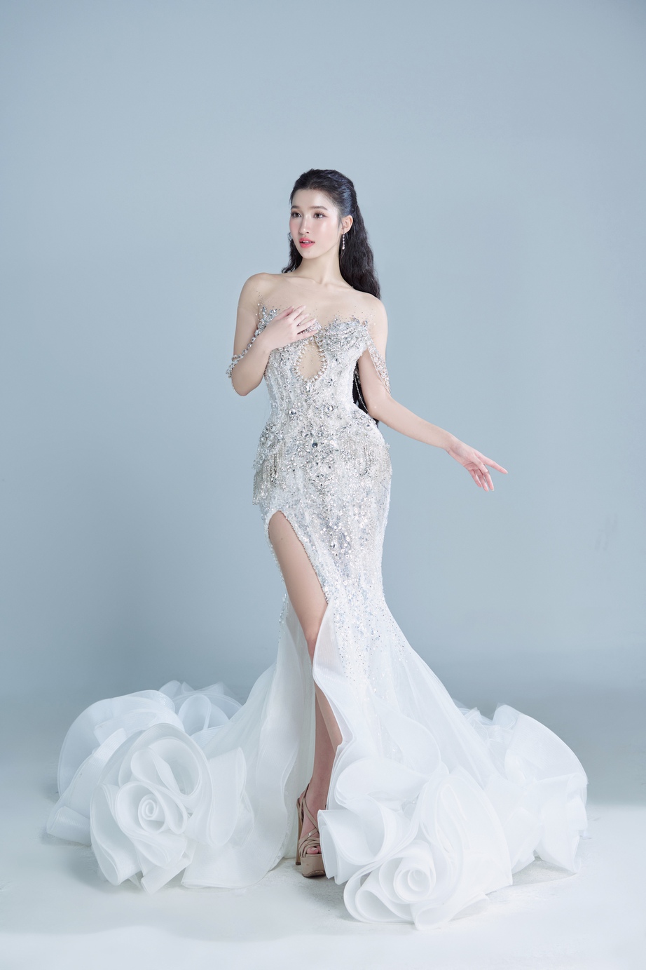 Ngơ ngẩn ngắm Phương Nhi "l&ecirc;n đồ" trắng muốt cho đ&ecirc;m chung kết Miss International 2023 - Ảnh 7.