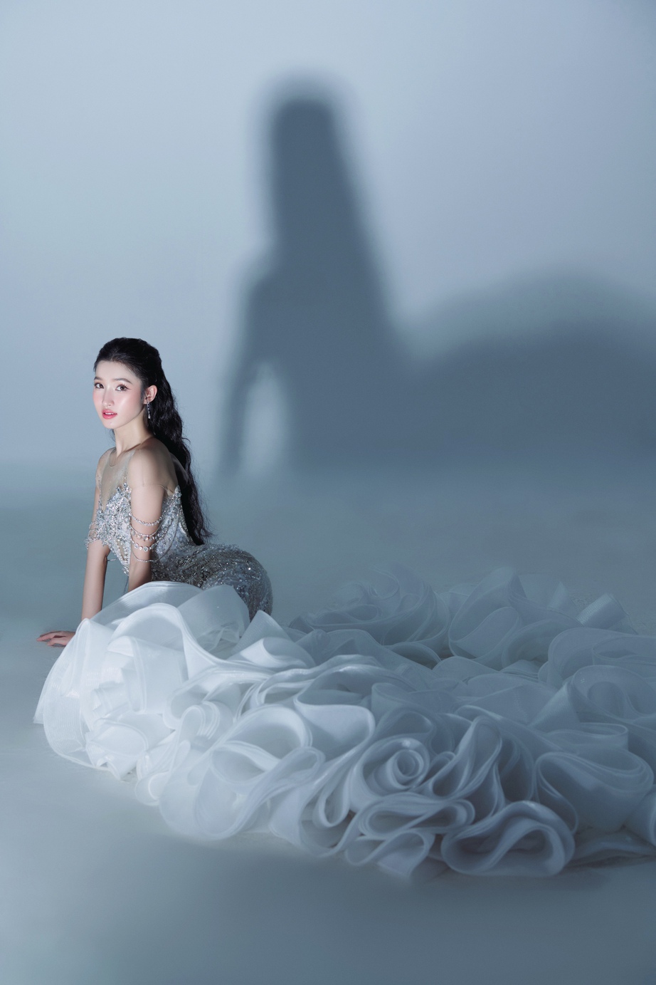 Ngơ ngẩn ngắm Phương Nhi "l&ecirc;n đồ" trắng muốt cho đ&ecirc;m chung kết Miss International 2023 - Ảnh 8.
