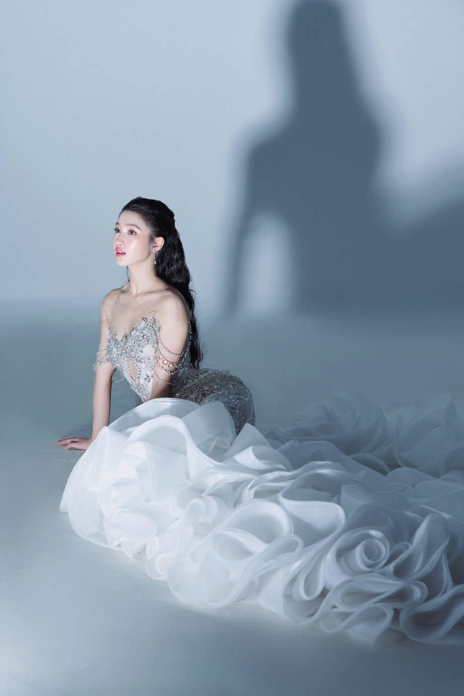 Ngơ ngẩn ngắm Phương Nhi "l&ecirc;n đồ" trắng muốt cho đ&ecirc;m chung kết Miss International 2023 - Ảnh 9.