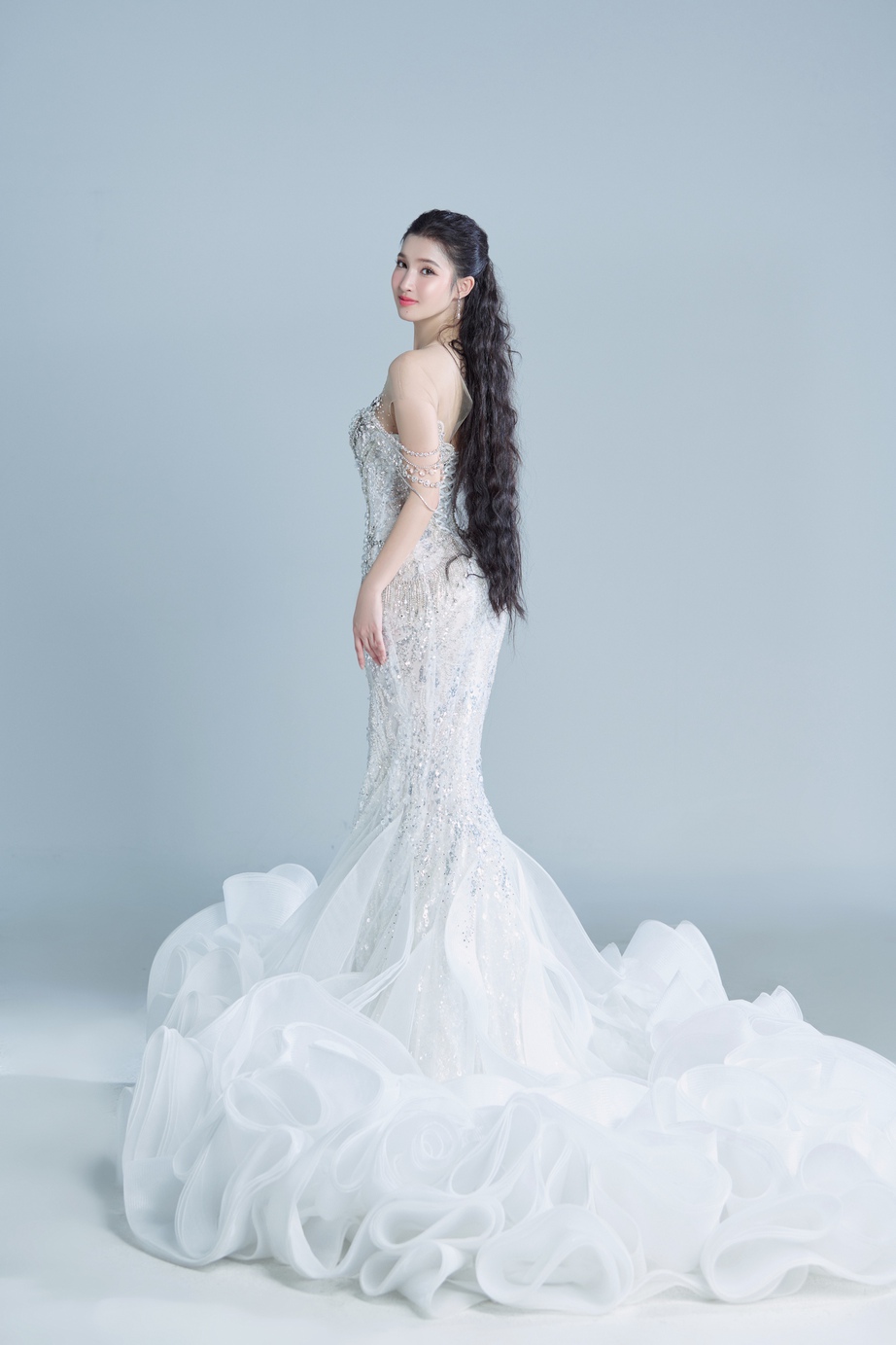 Ngơ ngẩn ngắm Phương Nhi "l&ecirc;n đồ" trắng muốt cho đ&ecirc;m chung kết Miss International 2023 - Ảnh 10.