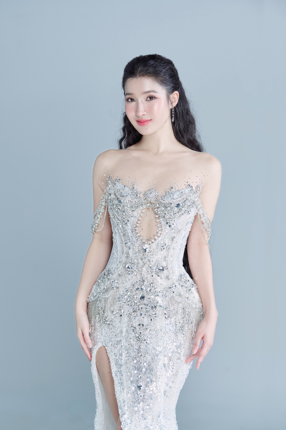 Ngơ ngẩn ngắm Phương Nhi "l&ecirc;n đồ" trắng muốt cho đ&ecirc;m chung kết Miss International 2023 - Ảnh 11.