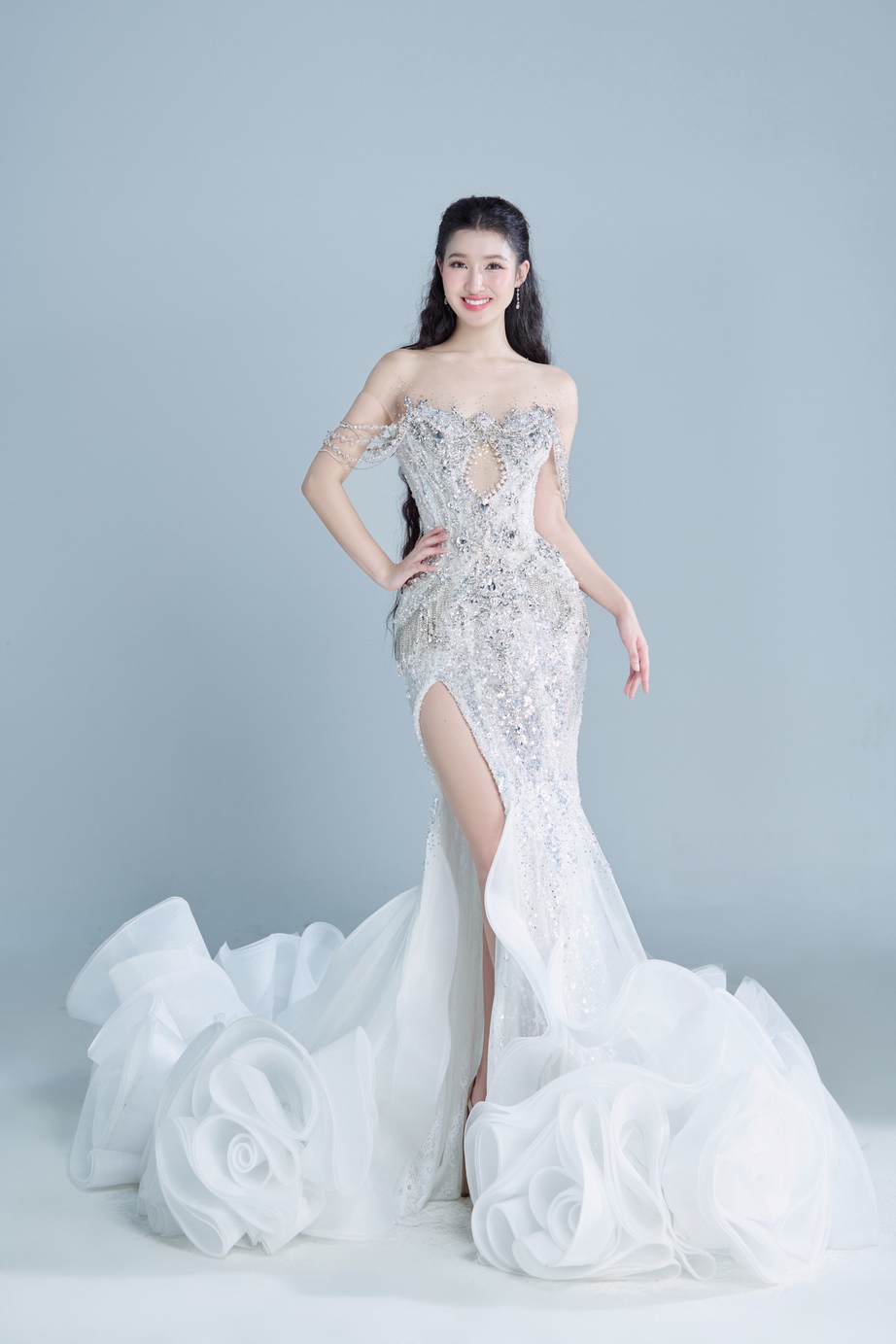 Ngơ ngẩn ngắm Phương Nhi "l&ecirc;n đồ" trắng muốt cho đ&ecirc;m chung kết Miss International 2023 - Ảnh 12.
