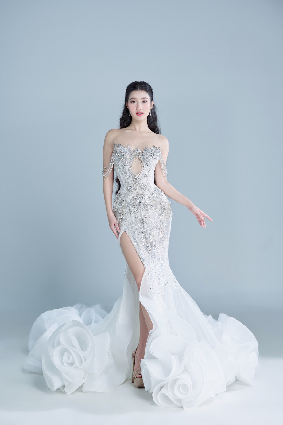 Ngơ ngẩn ngắm Phương Nhi "l&ecirc;n đồ" trắng muốt cho đ&ecirc;m chung kết Miss International 2023 - Ảnh 13.