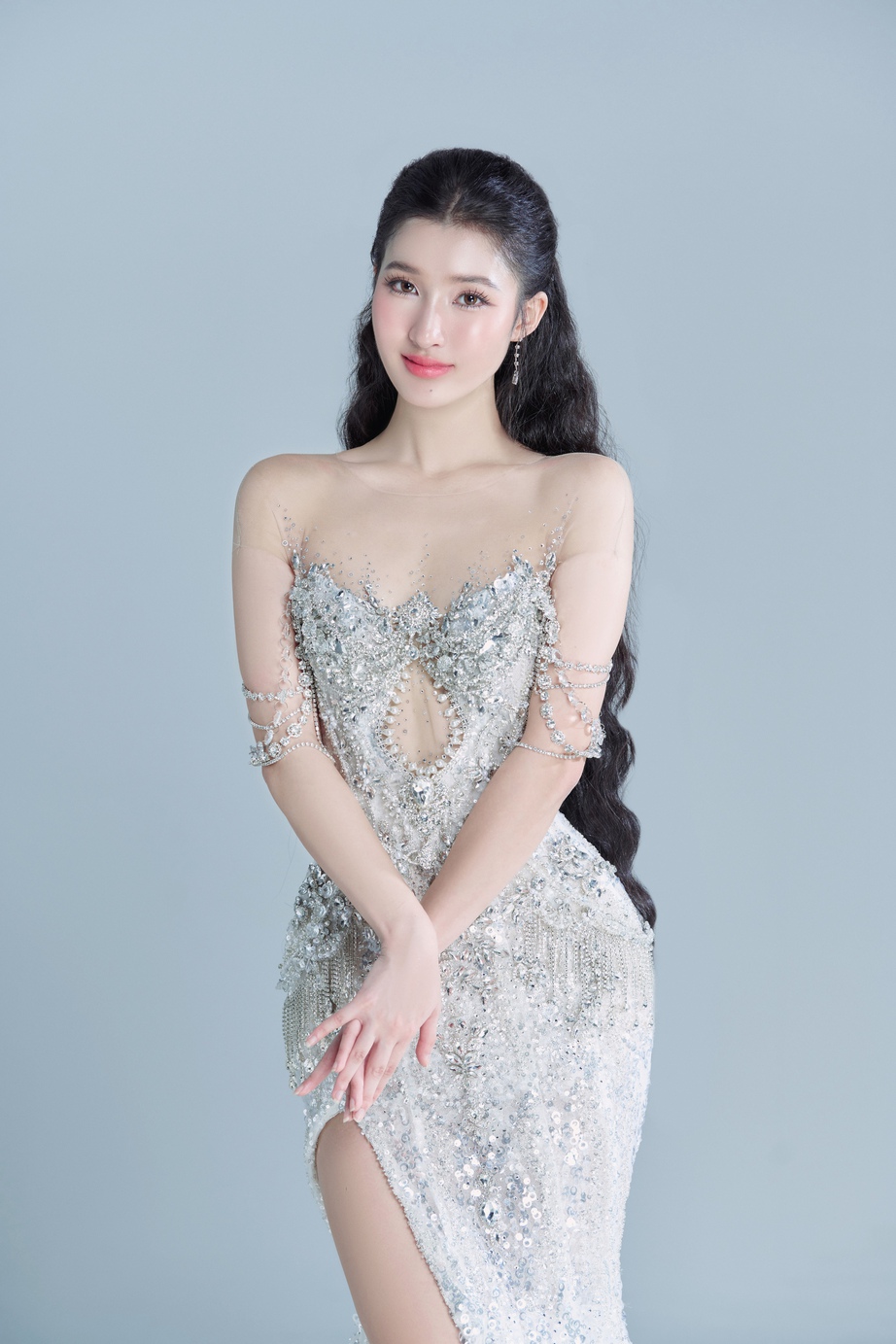 Ngơ ngẩn ngắm Phương Nhi "l&ecirc;n đồ" trắng muốt cho đ&ecirc;m chung kết Miss International 2023 - Ảnh 14.