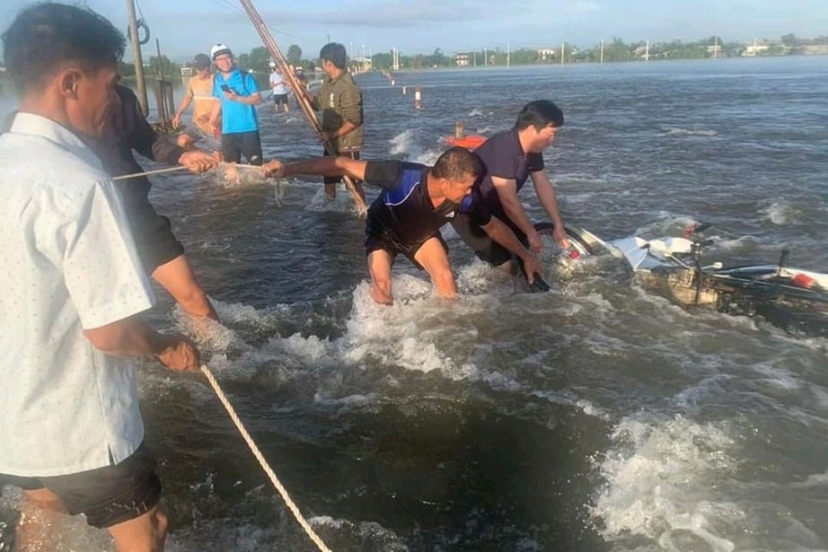 Cứu sống hai vợ chồng bị nước cuốn tr&ocirc;i khi đi xe m&aacute;y qua đường ngập lụt ở Thừa Thi&ecirc;n Huế - Ảnh 1.