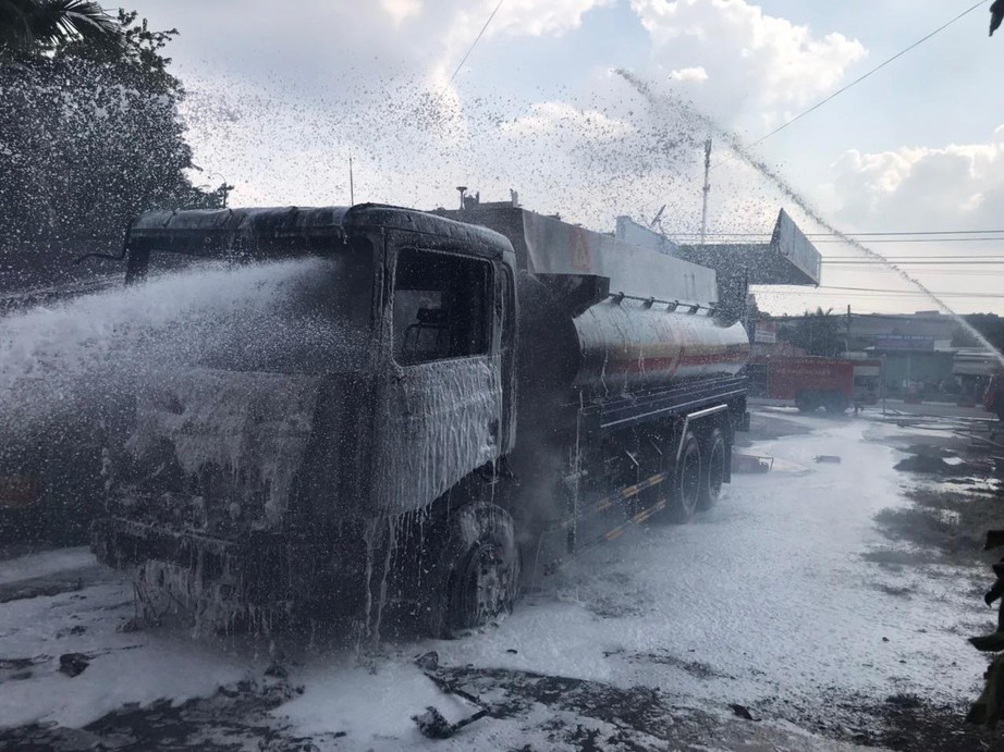 Xe bồn đậu trong c&acirc;y xăng bỗng bốc ch&aacute;y ng&ugrave;n ngụt - Ảnh 3.