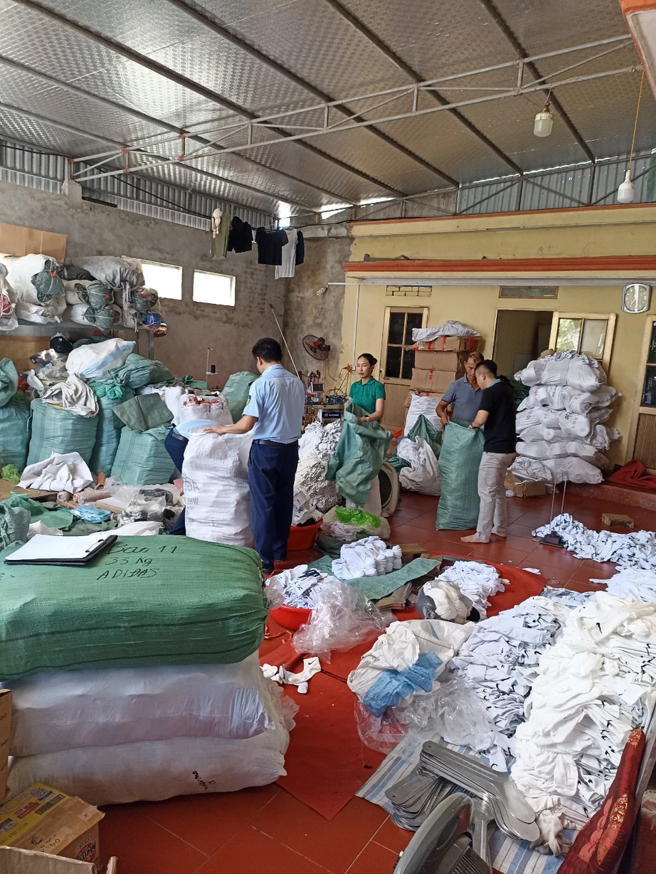 Hơn 1,3 tấn hàng hóa nhãn hiệu Nike và Adidas chất đầy 2 kho ở Thái Bình - Ảnh 1. Hơn 1,3 tấn hàng hóa nhãn hiệu Nike và Adidas chất đầy 2 kho ở Thái Bình - Ảnh 1.