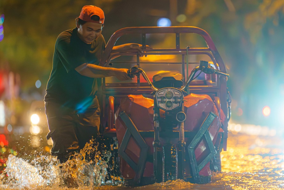 Cảnh b&aacute;o mưa lớn ở miền Trung, triều cường ở Đ&ocirc;ng Nam Bộ - Ảnh 2.