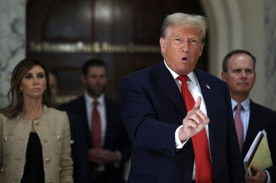 Bị kiện khai khống t&agrave;i sản, &ocirc;ng Trump c&oacute; h&agrave;nh động ngay trong l&uacute;c ở ph&ograve;ng x&eacute;t xử - Ảnh 1.