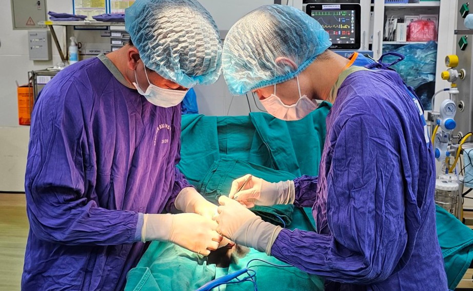 Rối loạn t&acirc;m thần, nam thanh ni&ecirc;n d&ugrave;ng k&eacute;o tự cắt "của qu&yacute;" - Ảnh 1.