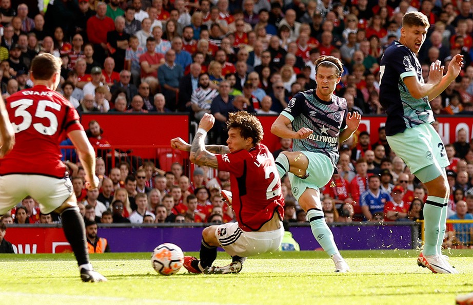 Ngoại hạng Anh: MU tho&aacute;t hiểm trong gang tấc, Chelsea đại thắng - Ảnh 1.