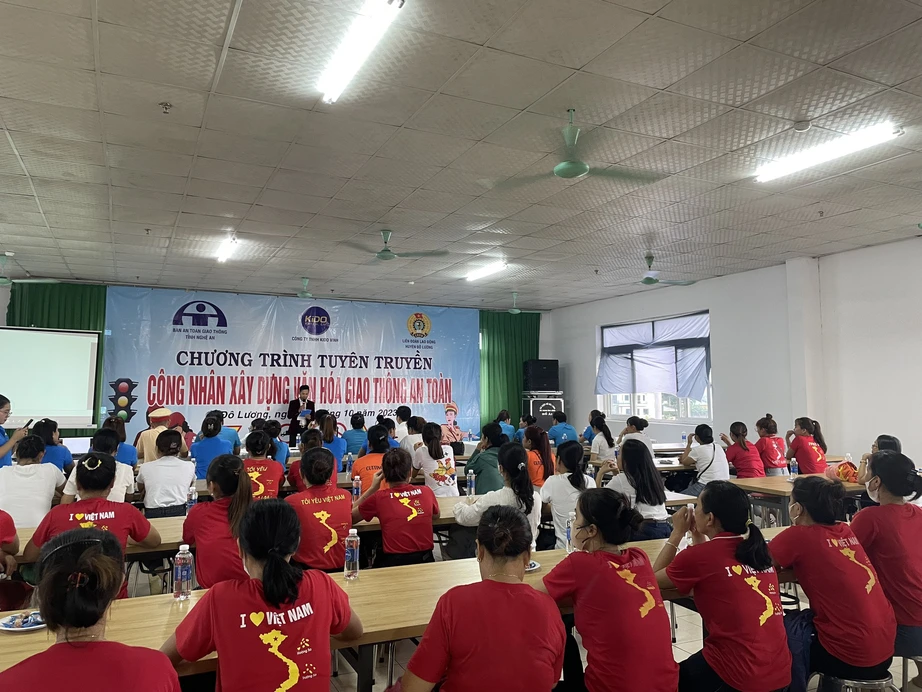 Hơn 200 c&ocirc;ng nh&acirc;n được tuy&ecirc;n truyền x&acirc;y dựng văn h&oacute;a giao th&ocirc;ng an to&agrave;n - Ảnh 1.
