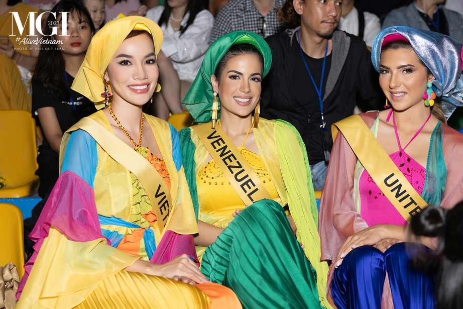 Th&iacute; sinh Miss Grand international 2023 mặc &aacute;o tứ th&acirc;n, nhảy sạp c&ugrave;ng kh&aacute;n giả Việt Nam - Ảnh 4.