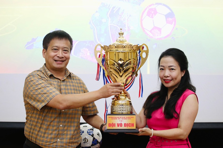100 đội tranh ng&ocirc;i v&ocirc; địch giải b&oacute;ng đ&aacute; học sinh THPT H&agrave; Nội 2023 - Ảnh 1.