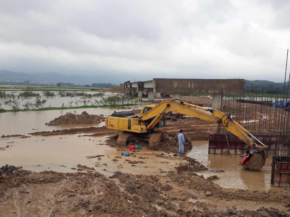 Lũ r&uacute;t, nh&agrave; thầu cao tốc cấp tập thi c&ocirc;ng trở lại - Ảnh 7.