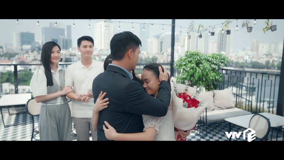 Mỹ Lan vui vẻ nhận lời cầu h&ocirc;n, c&ugrave;ng con g&aacute;i Tuyển chờ anh ho&agrave;n th&agrave;nh nhiệm vụ, an to&agrave;n trở về