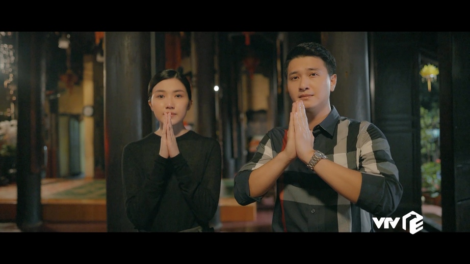 Tuấn mang bạn g&aacute;i l&agrave; dương đến giới thiệu với người mẹ đ&atilde; khuất.