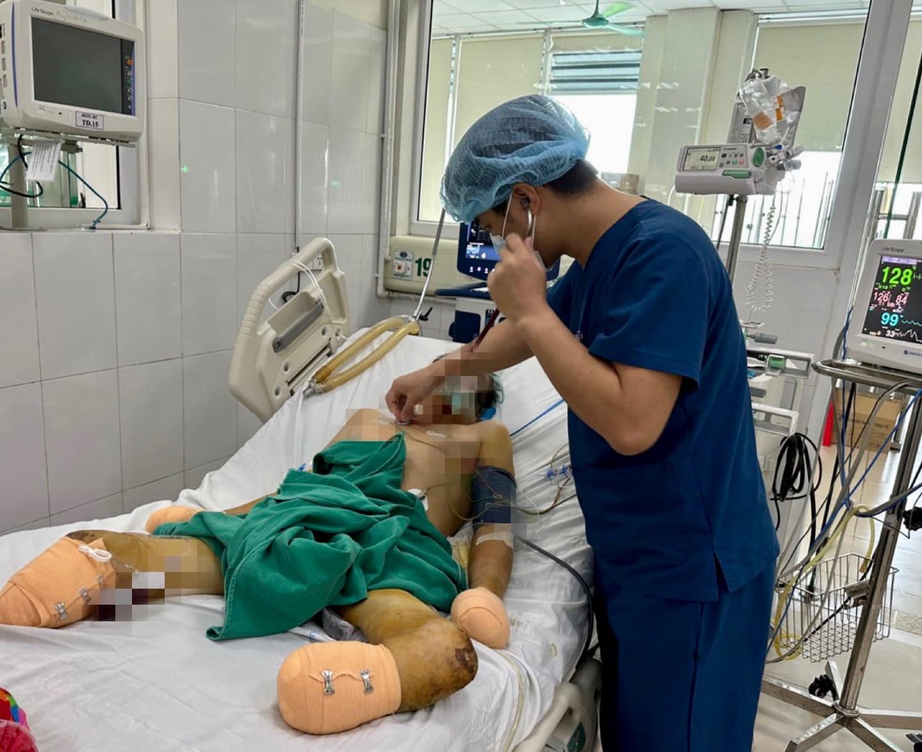 Người đàn ông thích ăn nem chạo, thịt lợn sống nguy kịch vì nhiễm khuẩn liên cầu lợn
- Ảnh 2. Người đàn ông thích ăn nem chạo, thịt lợn sống nguy kịch vì nhiễm khuẩn liên cầu lợn
- Ảnh 2.