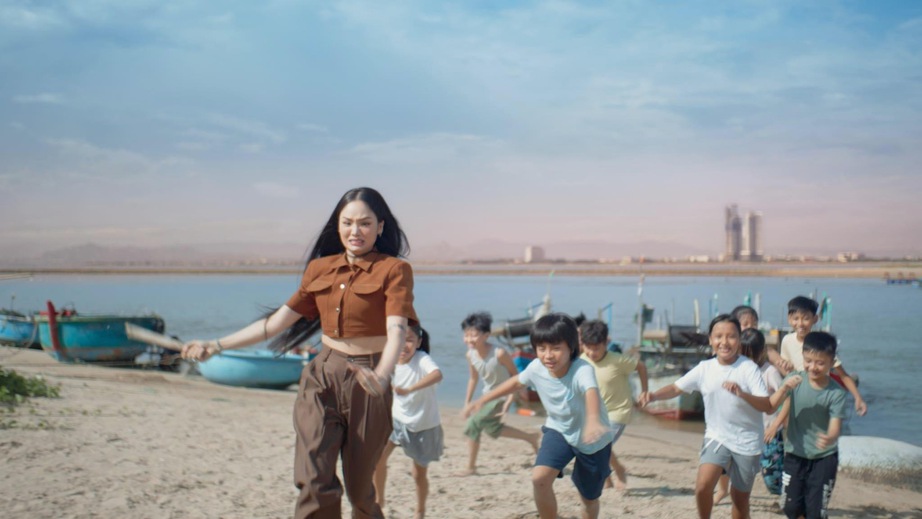 Ca sĩ Miu Lê: Sau hit "Vì mẹ anh bắt chia tay" đến MV "Cô đơn đã quá bình thường" - Ảnh 3. Ca sĩ Miu Lê: Sau hit "Vì mẹ anh bắt chia tay" đến MV "Cô đơn đã quá bình thường" - Ảnh 3.