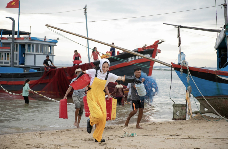 Ca sĩ Miu Lê: Sau hit "Vì mẹ anh bắt chia tay" đến MV "Cô đơn đã quá bình thường" - Ảnh 2. Ca sĩ Miu Lê: Sau hit "Vì mẹ anh bắt chia tay" đến MV "Cô đơn đã quá bình thường" - Ảnh 2.