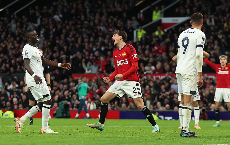 MU tho&aacute;t khỏi trận đấu thảm họa nhờ khoảnh khắc "l&ecirc;n đồng" của Victor Lindelof - Ảnh 1.