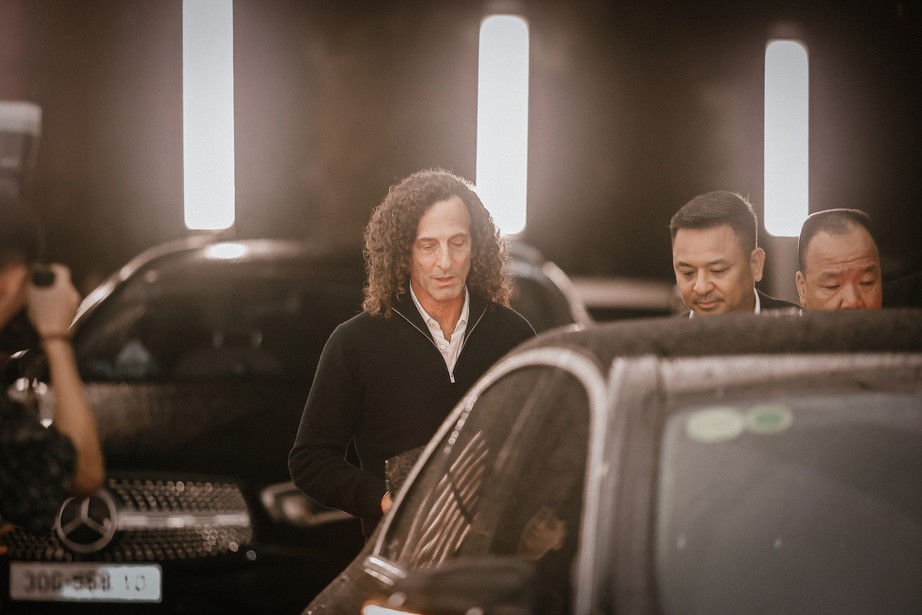 Kenny G đã tới Hà Nội, sẵn sàng cho buổi biểu diễn đỉnh cao - Ảnh 3. Kenny G đã tới Hà Nội, sẵn sàng cho buổi biểu diễn đỉnh cao - Ảnh 3.