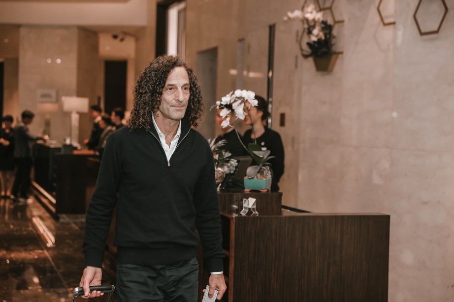 Kenny G đã tới Hà Nội, sẵn sàng cho buổi biểu diễn đỉnh cao - Ảnh 4. Kenny G đã tới Hà Nội, sẵn sàng cho buổi biểu diễn đỉnh cao - Ảnh 4.