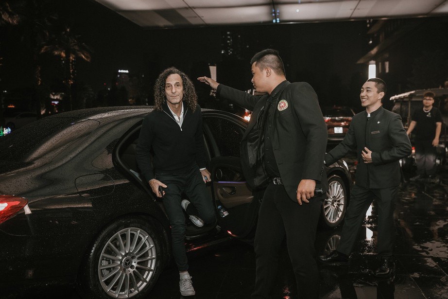 Kenny G đã tới Hà Nội, sẵn sàng cho buổi biểu diễn đỉnh cao - Ảnh 5. Kenny G đã tới Hà Nội, sẵn sàng cho buổi biểu diễn đỉnh cao - Ảnh 5.