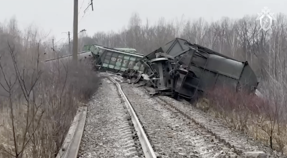 T&agrave;u chở h&agrave;ng trật đường ray, Nga nghi c&oacute; khủng bố - Ảnh 1.