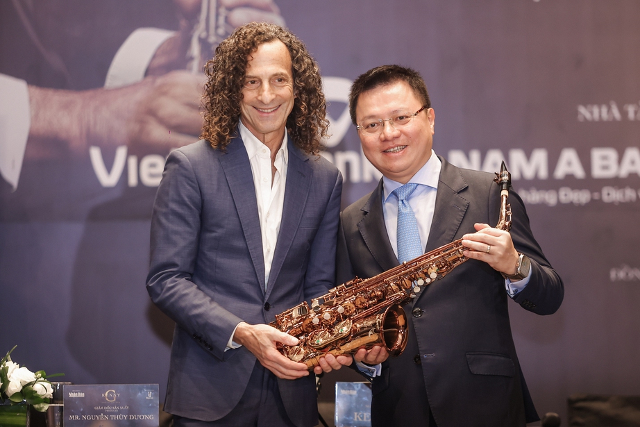 Kenny G tặng lại chiếc kèn saxophone để đấu giá gây quỹ từ thiện tại Việt Nam - Ảnh 5. Kenny G tặng lại chiếc kèn saxophone để đấu giá gây quỹ từ thiện tại Việt Nam - Ảnh 5.