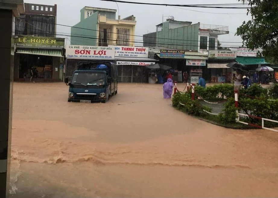 Nước ngập l&ecirc;nh l&aacute;ng, người d&acirc;n rốn lũ Quảng Nam lội nước đi kh&aacute;m bệnh - Ảnh 10.
