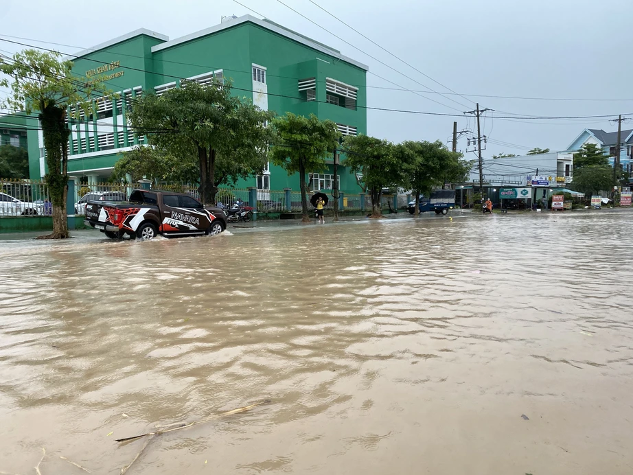 Nước ngập l&ecirc;nh l&aacute;ng, người d&acirc;n rốn lũ Quảng Nam lội nước đi kh&aacute;m bệnh - Ảnh 9.