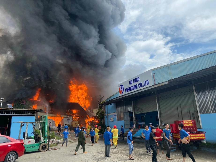 Lửa thiêu rụi một công ty nội thất ở Bình Dương - Ảnh 1. Lửa thiêu rụi một công ty nội thất ở Bình Dương - Ảnh 1.