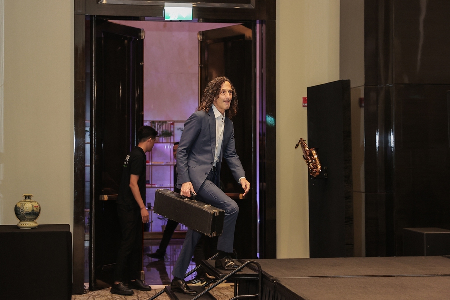 Kenny G tặng lại chiếc kèn saxophone để đấu giá gây quỹ từ thiện tại Việt Nam - Ảnh 1. Kenny G tặng lại chiếc kèn saxophone để đấu giá gây quỹ từ thiện tại Việt Nam - Ảnh 1.