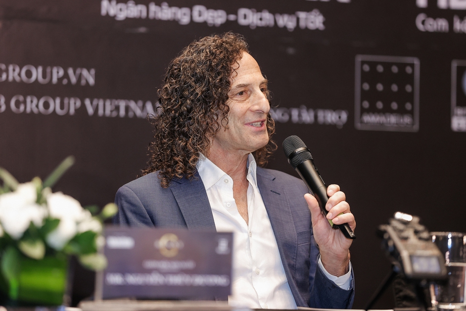 Kenny G tặng lại chiếc kèn saxophone để đấu giá gây quỹ từ thiện tại Việt Nam - Ảnh 2. Kenny G tặng lại chiếc kèn saxophone để đấu giá gây quỹ từ thiện tại Việt Nam - Ảnh 2.