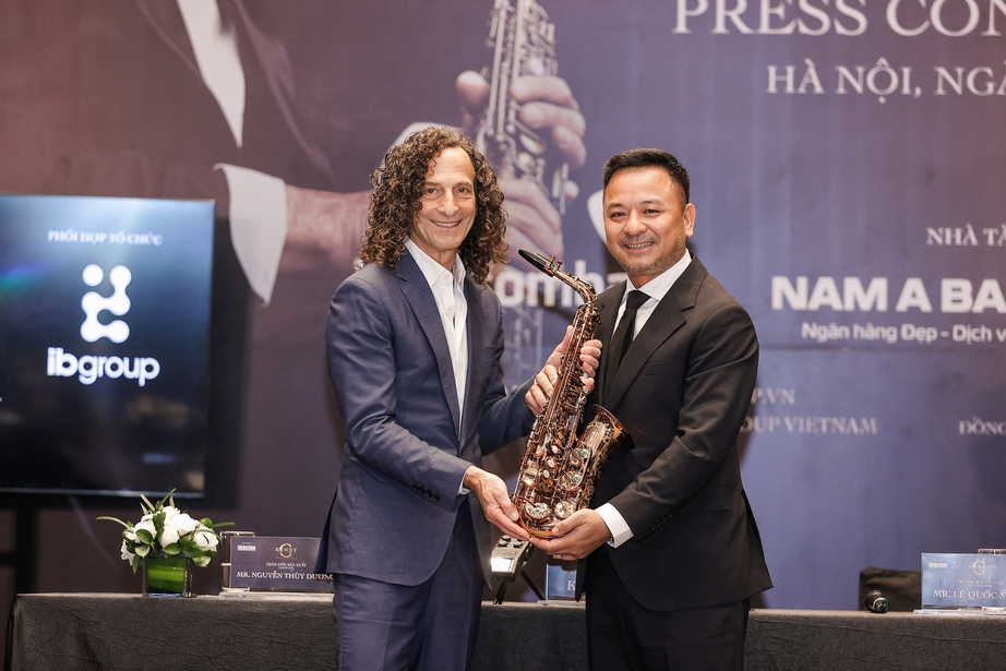 Kenny G tặng lại chiếc kèn saxophone để đấu giá gây quỹ từ thiện tại Việt Nam - Ảnh 6. Kenny G tặng lại chiếc kèn saxophone để đấu giá gây quỹ từ thiện tại Việt Nam - Ảnh 6.