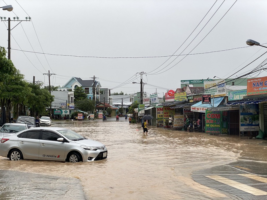 Nước ngập l&ecirc;nh l&aacute;ng, người d&acirc;n rốn lũ Quảng Nam lội nước đi kh&aacute;m bệnh - Ảnh 2.