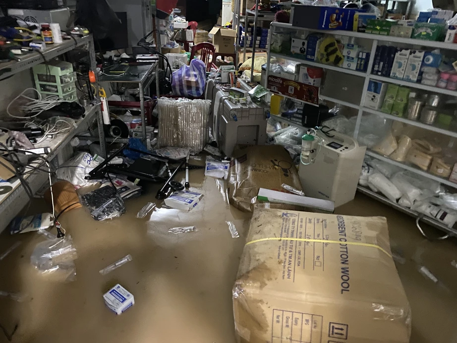 Nước ngập l&ecirc;nh l&aacute;ng, người d&acirc;n rốn lũ Quảng Nam lội nước đi kh&aacute;m bệnh - Ảnh 3.