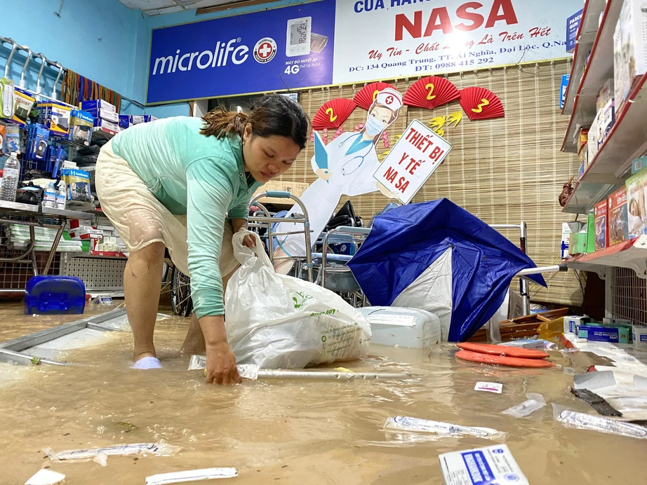 Nước ngập l&ecirc;nh l&aacute;ng, người d&acirc;n rốn lũ Quảng Nam lội nước đi kh&aacute;m bệnh - Ảnh 4.